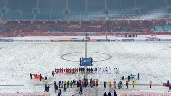 AFC cho tạm dừng trận đấu để dọn tuyết trên sân