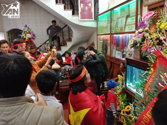 
Căn nhà của tiền vệ Quang Hải như "nổ tung" sau pha ghi siêu phẩm gỡ hòa quý giá.