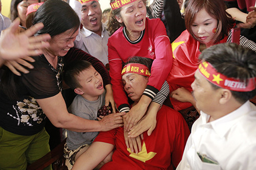 
Mẹ trung vệ Tiến Dũng ngất xỉu sau màn gỡ hoà của tuyển U23 Việt Nam. Ảnh: Ngọc Nam.