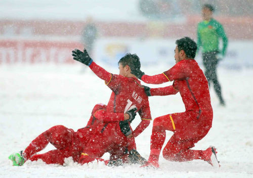 
Quang Hải ăn mừng sau bàn thắng tuyệt vời ở phút thứ 42.