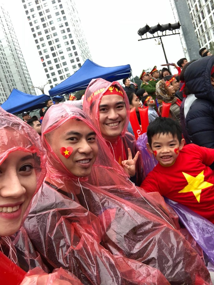 
Gia đình vợ chồng nhạc sĩ Dương Cầm mặc áo mưa xuống đường ngay sau trận Chung kết. - Tin sao Viet - Tin tuc sao Viet - Scandal sao Viet - Tin tuc cua Sao - Tin cua Sao