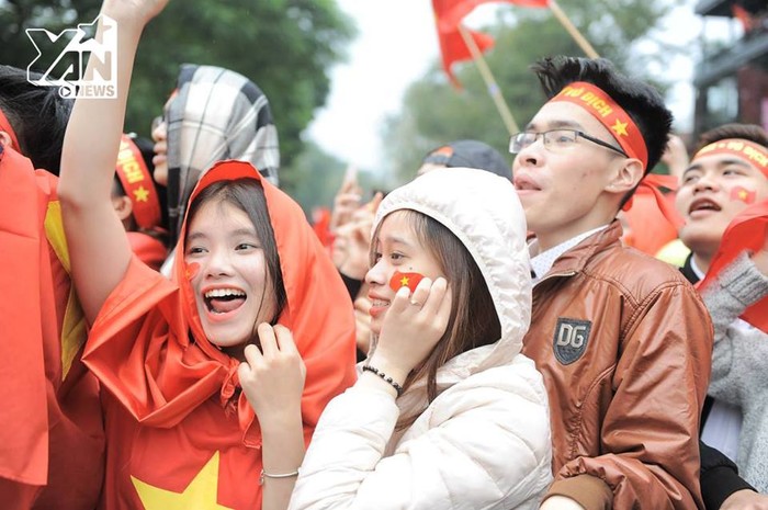 Những gương mặt CĐV nữ xinh xắn hết lòng ủng hộ các anh U23 Việt Nam
