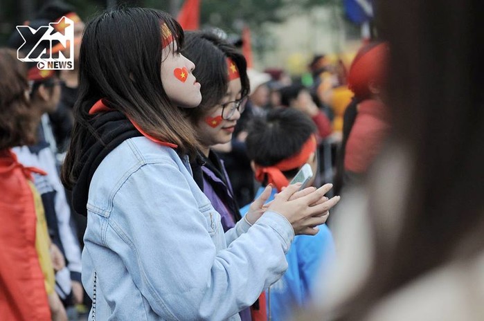 Những gương mặt CĐV nữ xinh xắn hết lòng ủng hộ các anh U23 Việt Nam