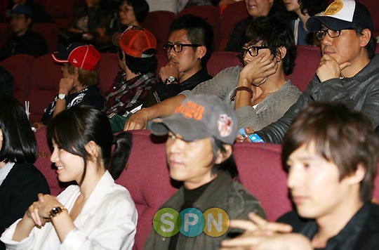 
Lee Byung Hun ngồi hàng trên chăm chú nhìn vào màn hình dường như không biết tình cũ Song Hye Kyo đang ngồi dưới.