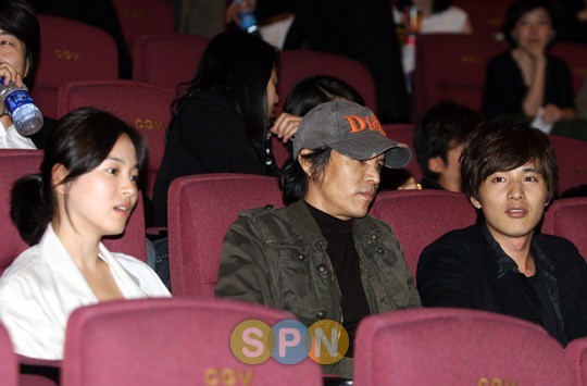 
Song Hye Kyo ngồi hàng dưới với Won Bin.