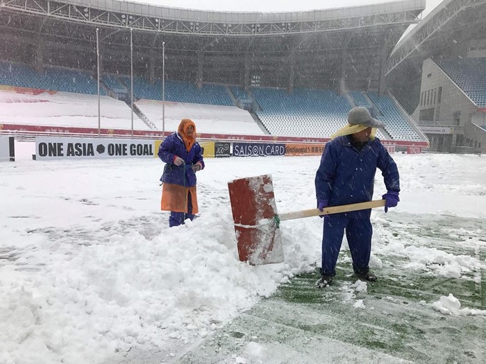 
Tuyết rơi trắng xóa ở sân vận động Thường Châu. Ảnh: Vietnamnet