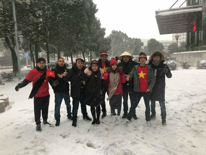 
Các cổ động viên Việt Nam đã sẵn sàng cổ vũ cho đội tuyển nước nhà tại Thường Châu. Ảnh: 24h.com