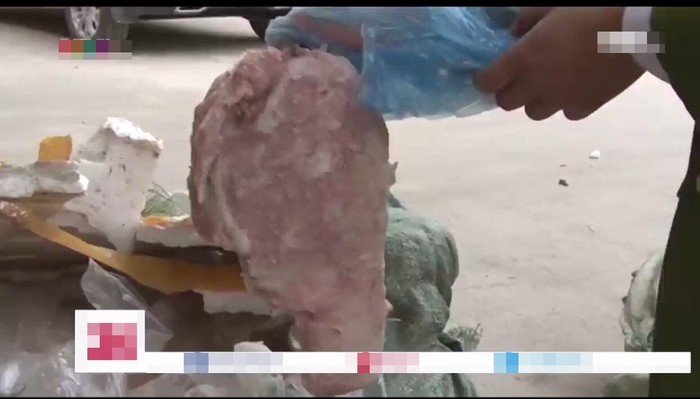 
300Kg nầm lợn đang bốc mùi hôi thối được công an Lạng Sơn phát hiện tại khu vực đường mòn tại thôn Kéo Kham (Ảnh cắt từ clip)