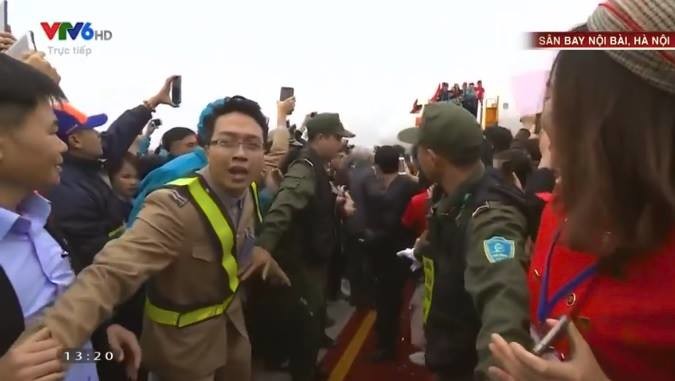 Các cầu thủ U23 Việt Nam quá ngỡ ngàng vì màn trải thảm đỏ chào đón từ tận cổng máy bay
