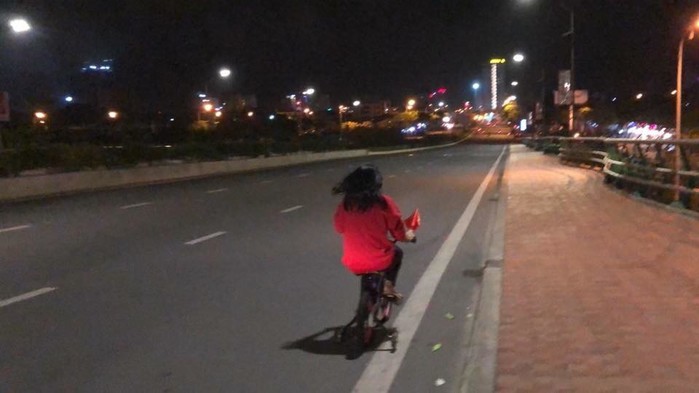 
Và ngay trong đêm ngày 27/1, nữ ca sĩ đã khiến người hâm mộ "cười bò" khi đi xe đạp, cầm cờ tổ quốc, một mình một đường tại Đà Nẵng để "đi bão". - Tin sao Viet - Tin tuc sao Viet - Scandal sao Viet - Tin tuc cua Sao - Tin cua Sao