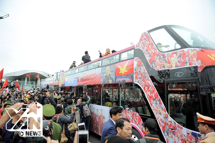 U23 Việt Nam đã về, họ đứng vẫy chào hàng nghìn người dân từ chiếc xe buýt hai tầng