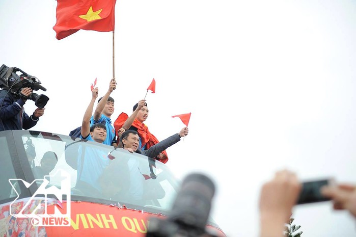 U23 Việt Nam đã về, họ đứng vẫy chào hàng nghìn người dân từ chiếc xe buýt hai tầng