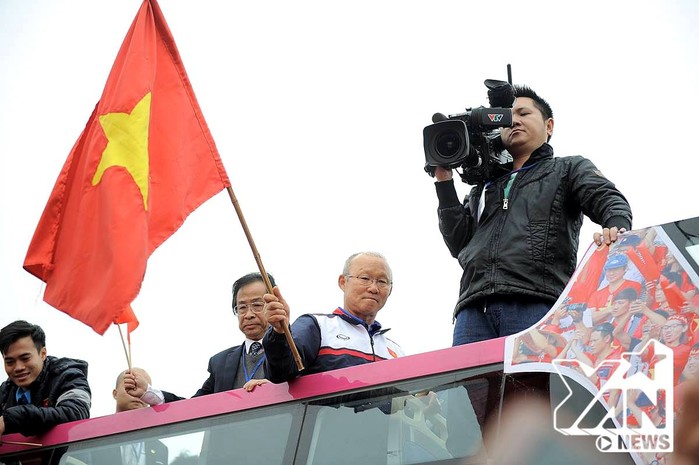 
Hình ảnh vô cùng ý nghĩa khi thầy Park giương cao Quốc kỳ Việt Nam