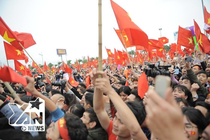 Hàng nghìn người dân đã đổ ra đoạn đường trước sân bay về cầu Nhật Tân