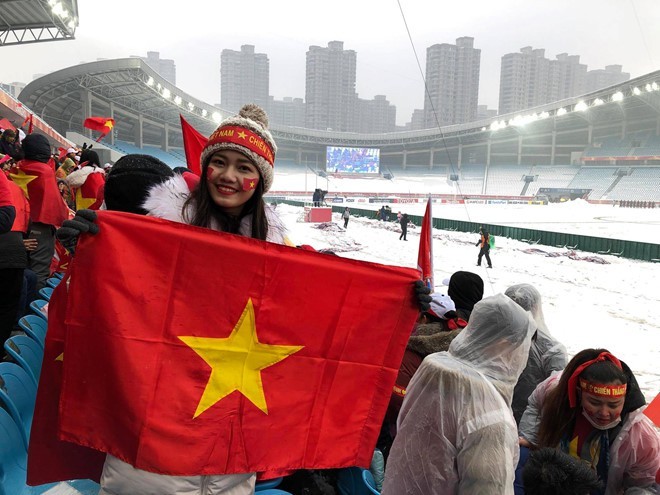 
Là fan cứng của bóng đá, Á hậu Việt Nam 2016 chẳng ngần ngại đi cổ vũ hết mình dù thời tiết có lạnh như thế nào. - Tin sao Viet - Tin tuc sao Viet - Scandal sao Viet - Tin tuc cua Sao - Tin cua Sao