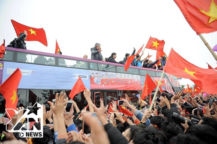 
Sau khi được chào đón bằng nghi thức hàng không trang trọng, các chàng trai của tuyển U23 Việt Nam trở về trong vòng tay hàng ngàn người hâm mộ.