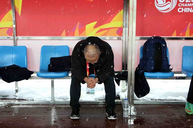 
Hình ảnh một ông "cụ" ngồi lặng người giữa trời tuyết, khi U23 Việt Nam để thua trong trận chung kết khiến không ít người rơi nước mắt.