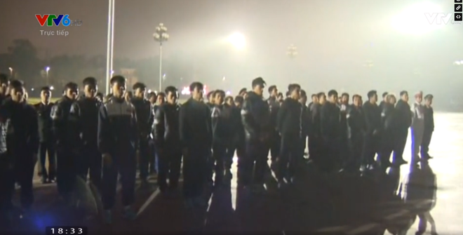 
Đoàn U23 đã làm lễ trước lăng Chủ tịch (Ảnh chụp màn hình)