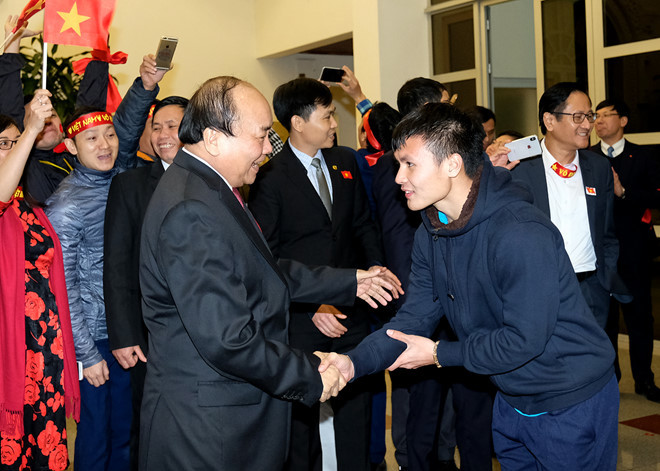 
Thủ tướng bắt tay tuyển thủ Quang Hải - cầu thủ đã ghi 5 bàn thắng tại vòng chung kết U23 Châu Á năm 2018. Ảnh: VGP.