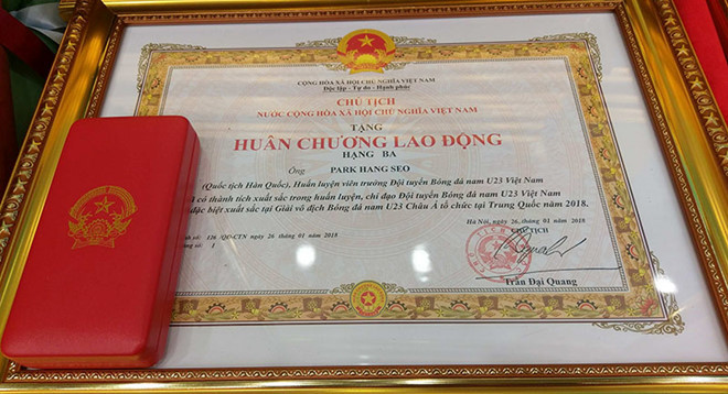 
Huân chương Lao động hạng ba dành cho HLV Park Hang-seo. Ảnh: Vietnamnet.