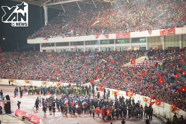
Đội tuyển U23 Việt Nam tiến ra sân vận động trước sự cuồng nhiệt của hàng nghìn CĐV