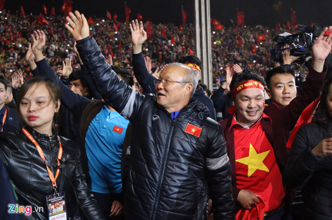 
Thầy Park vẫy tay chào người hâm mộ Việt Nam (Ảnh: Zing)