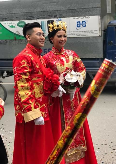 
Trang phục của cô dâu chú rể khiến rất nhiều người dự đoán có thể cả hai là người gốc Hoa