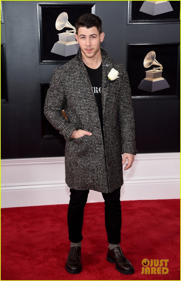 
Nick Jonas chọn cài hoa hồng trên áo.