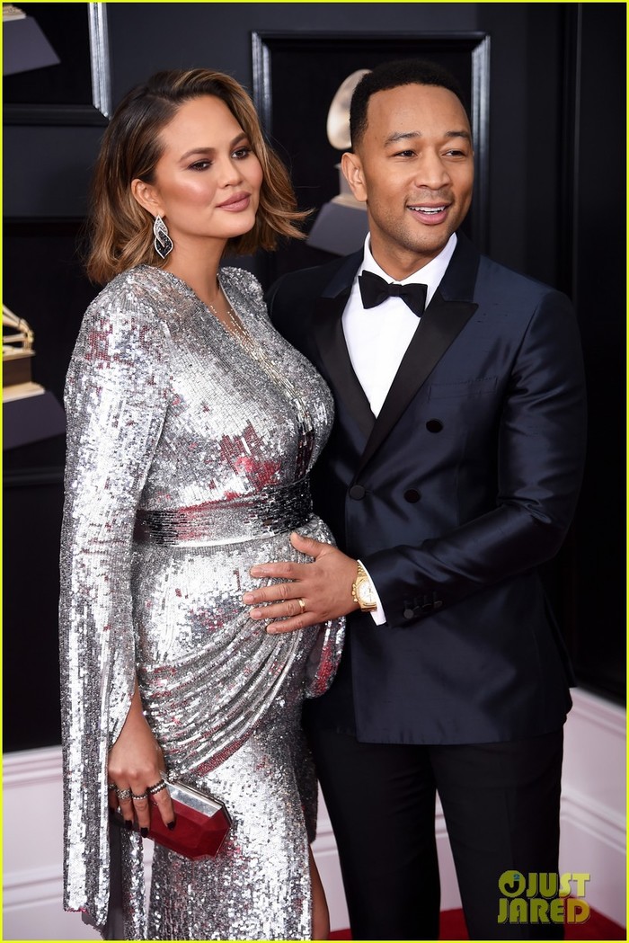 
Vợ chồng John Legend & Chrissy Teigen hạnh phúc chuẩn bị chào đón em bé. 