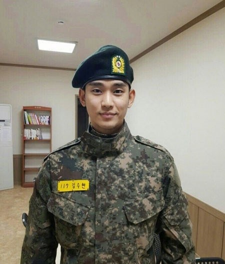 
Hình ảnh điển trai của Kim Soo Hyun trong quân đội.