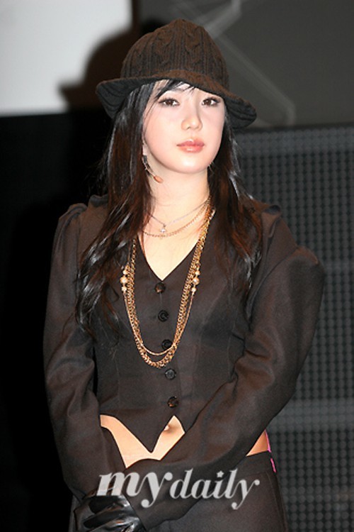 
Khoảng năm 2007, Park Bom rất xinh đẹp và điều quan trọng nhất là khuôn mặt của cô trông tự nhiên hơn bây giờ rất nhiều.