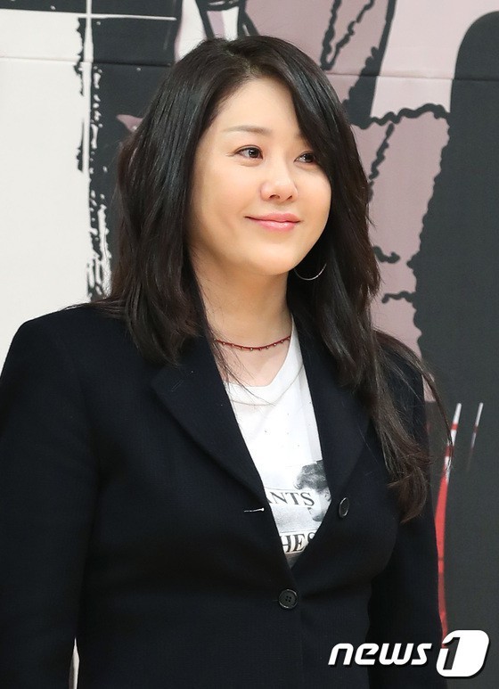 
Từ hình ảnh mới nhất, có thể nhận ra Go Hyun Jung đã tăng cân, tuy nhiên, không ai có thể phủ nhận được vẻ trẻ trung của nữ diễn viên 47 tuổi.