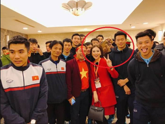 
Trong khi toàn đội chụp ảnh rất vui vẻ bên cạnh MC Mai Ngọc thì Đức Chinh lại tìm niềm vui khác.