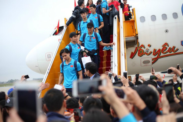 
Người hâm mộ chào đón tuyển thủ U23 Việt Nam.