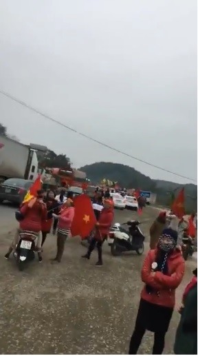 Nóng: Hàng nghìn người dân Thanh Hóa quyết ôm chặt xe anh em Bùi Tiến Dũng trên đường về quê