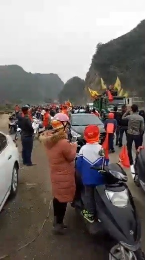 Nóng: Hàng nghìn người dân Thanh Hóa quyết ôm chặt xe anh em Bùi Tiến Dũng trên đường về quê