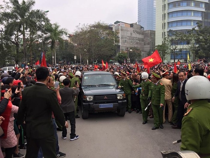 
Lực lượng chức năng phải vất vả "dọn đường" cho xe đi vào khu vực UBND tỉnh Thanh Hóa trước sự chào đón của hàng ngàn người dân (Ảnh: PLO)