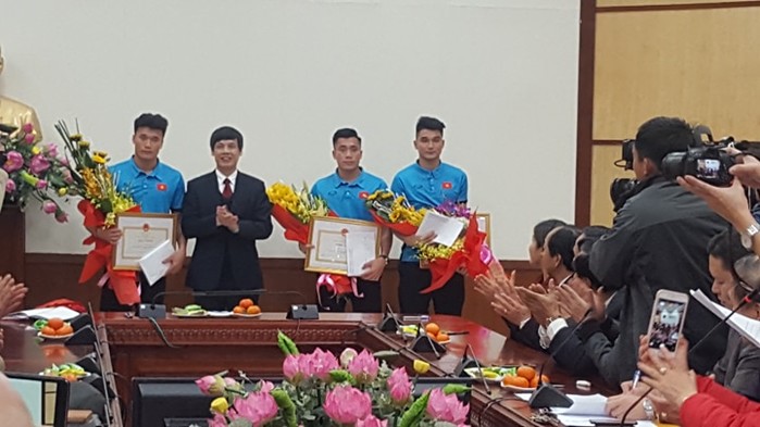 
Ba tuyển thủ nhận bằng khen của tỉnh Thanh Hóa trao tặng (Ảnh: Lê Dương)