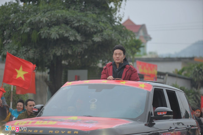 Xuân Trường, Thành Chung chui ra khỏi nóc xe để chào đón người dân trên suốt quãng đường về nhà