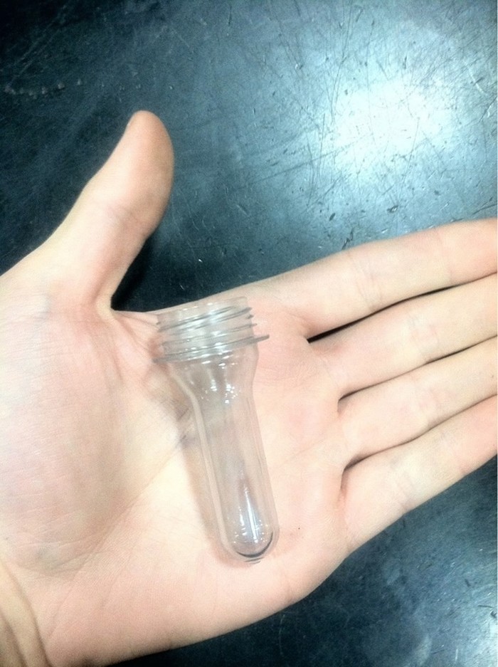 
Bạn biết đây là gì không? Chính xác là hình dáng nguyên thủy của một chai nhựa trước khi được bơm khí vào đó.