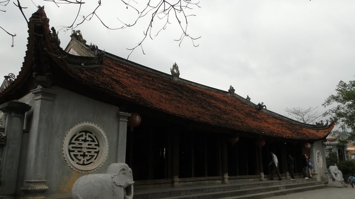 
Đền được xây dựng vào thời nhà Trần với các công trình và dấu tích lịch sử mang yếu tố tâm linh.