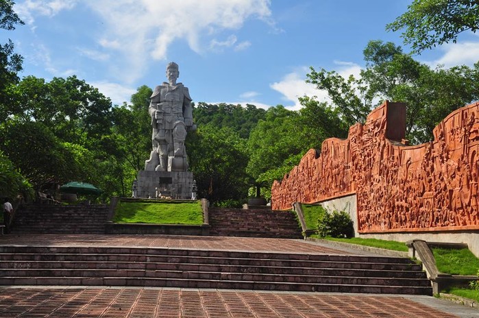
Tượng đài Trần Hưng Đạo uy nghi giữa khu quần thể Đền Cao An Phụ.