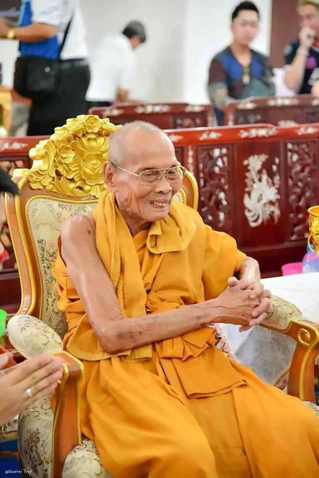 
Nhà sư này đã dành hầu hết cuộc đời của mình tu hành tại một ngôi chùa ở ở tỉnh Lopbur của miền trung Thái Lan