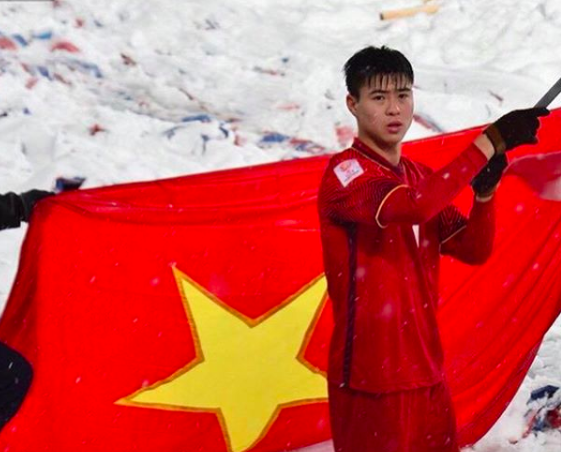 
Hình ảnh anh vẫy cờ tại Thường Châu trong thời tiết khắc nghiệt.