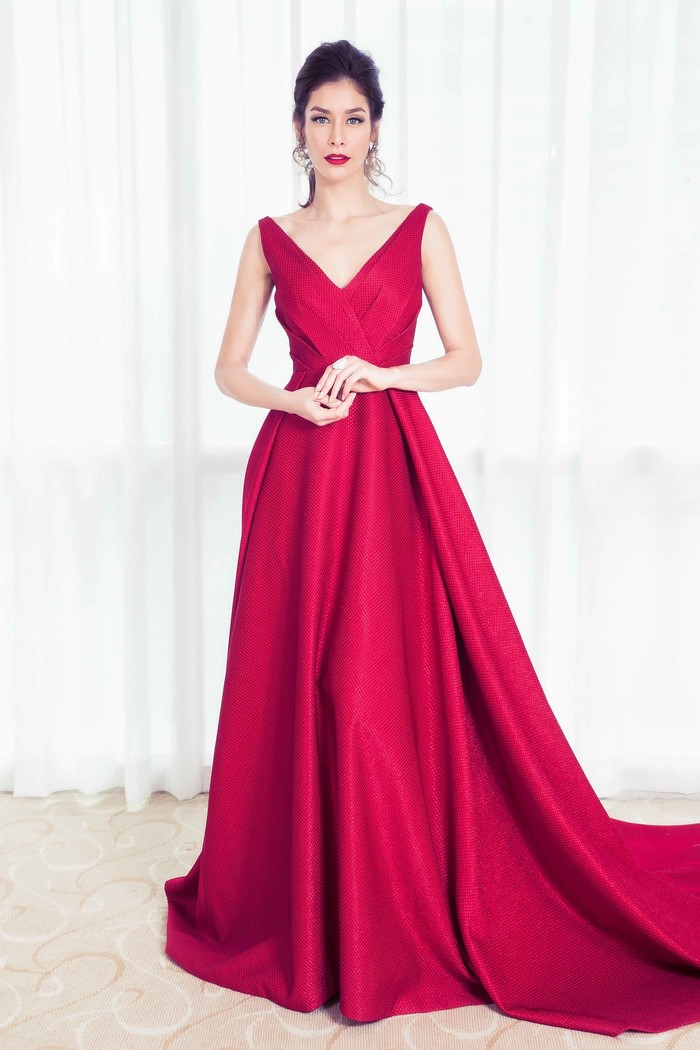 
Trong thiết kế gam màu trơn được nhấn bằng những đường gấp vải, đắp chéo đầy tinh tế, nàng Hoa hậu Hoàn vũ Thế giới 2008 toả sáng với vẻ đẹp kiêu sa và đẳng cấp.