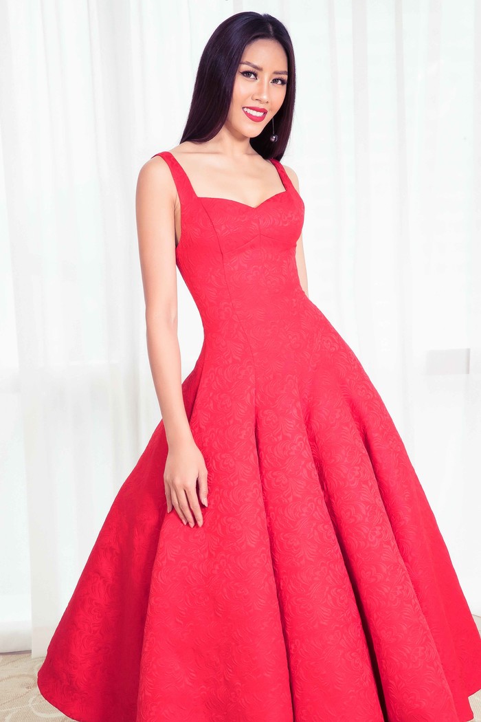 
Không cần quá lộng lẫy chỉ với chiếc váy đỏ được dập nổi hoạ tiết, chiết eo và xếp ly bản to, Á hậu Nguyễn Thị Loan vẫn rạng ngời chẳng kém cạnh.