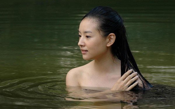 
Mỹ nữ Đổng Khiết trong cảnh quay nóng bỏng của bộ phim Khuynh Thành Tuyết cũng nhận được phản ứng tích cực của khán giả.