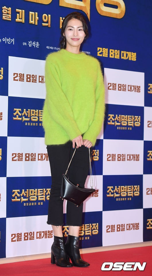 Màn "đọ sắc" ấn tượng tại buổi công chiếu phim mới của Kim Ji Won