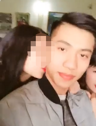
Hình ảnh được cắt từ clip. Cô gái trẻ than nhiên hôn Văn Đức
