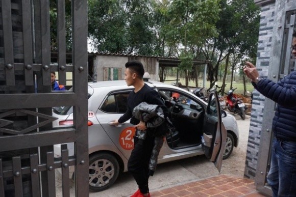 
Quang Hải âm thầm bắt taxi về nhà.